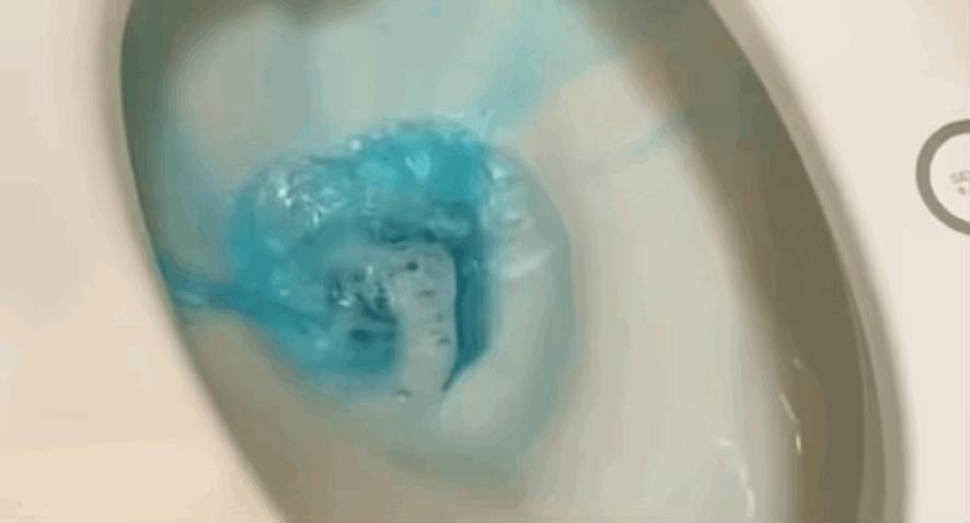 马桶水箱里面放个蓝色的有用吗,马桶水箱放蓝色洁厕块有害吗