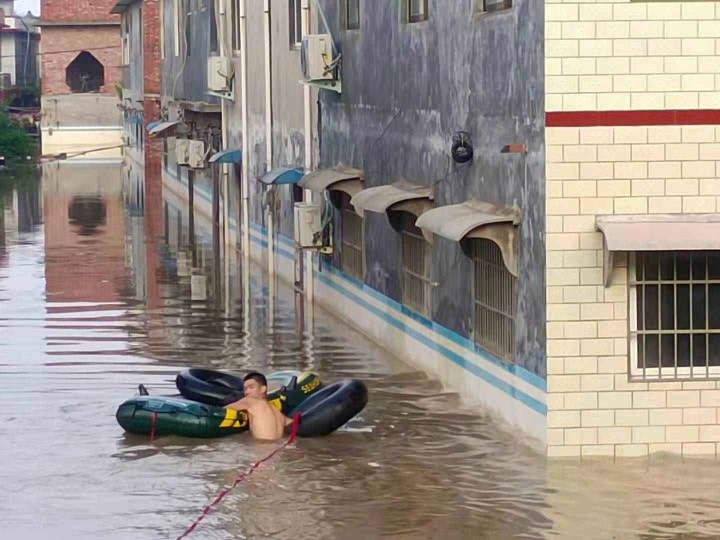 真赞青年|魏成雨：泡水7小时小腿抽筋，仍坚持救援