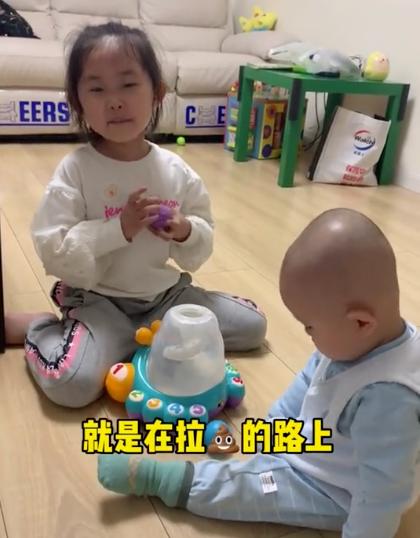 女孩因长得太像爸爸而崩溃大哭,女儿被说长得像男孩