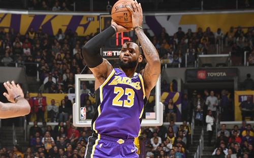 湖人vs魔术詹姆斯砍了多少分,湖人遭遇五连败詹姆斯表现