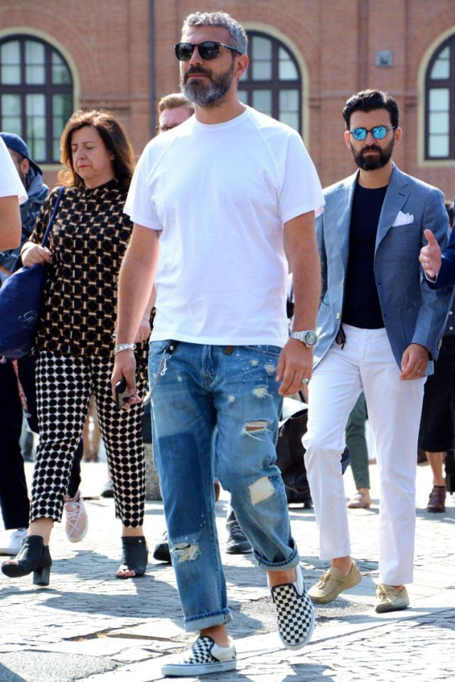 复古蓝破洞牛仔裤搭什么好看,50岁男人的破洞牛仔裤搭配