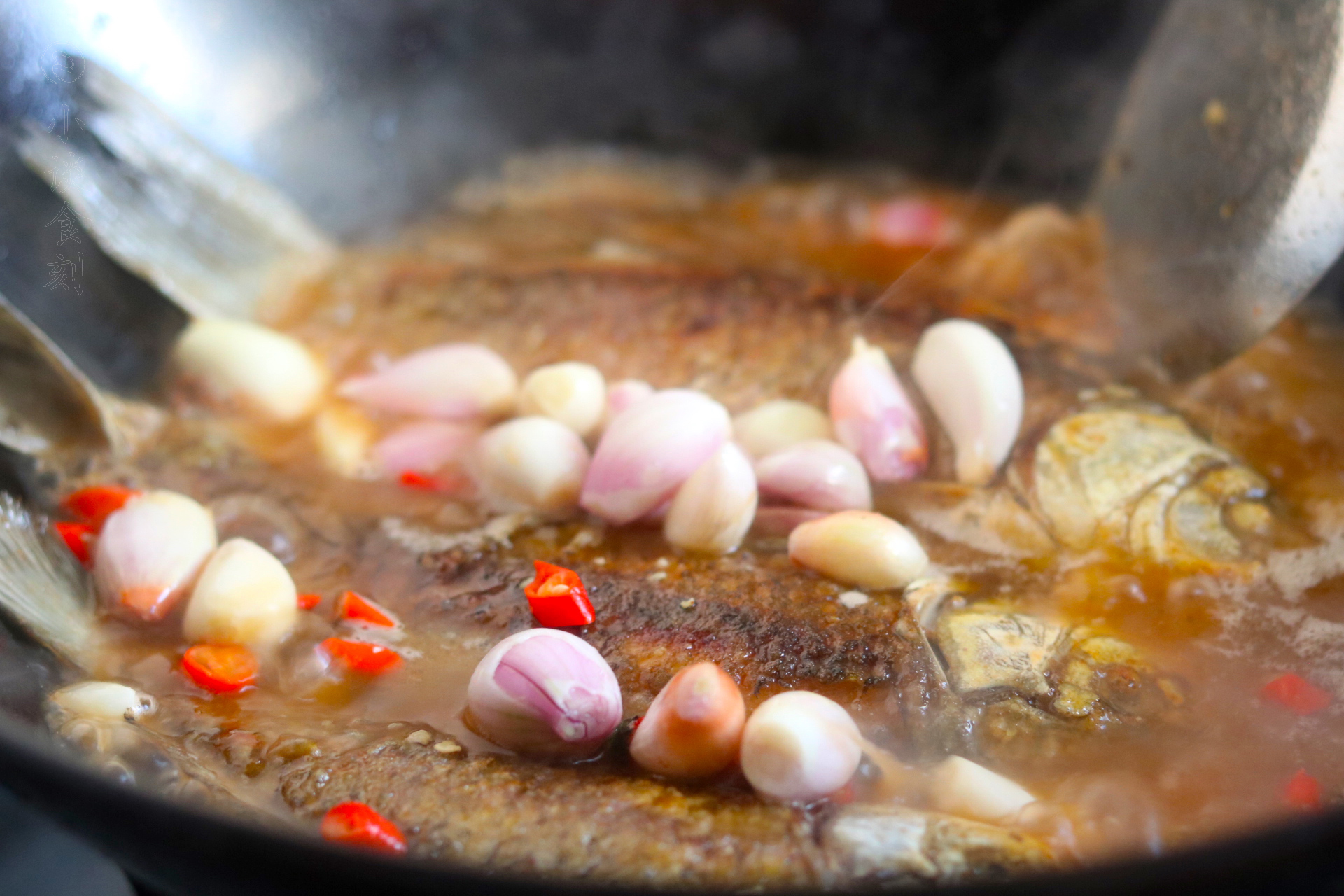 煎鲫鱼不粘不碎不破皮怎么办,煎鲫鱼不粘锅的技巧放盐