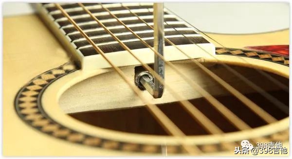 吉他琴弦过高怎么调节,吉他某一根琴弦打品怎么处理