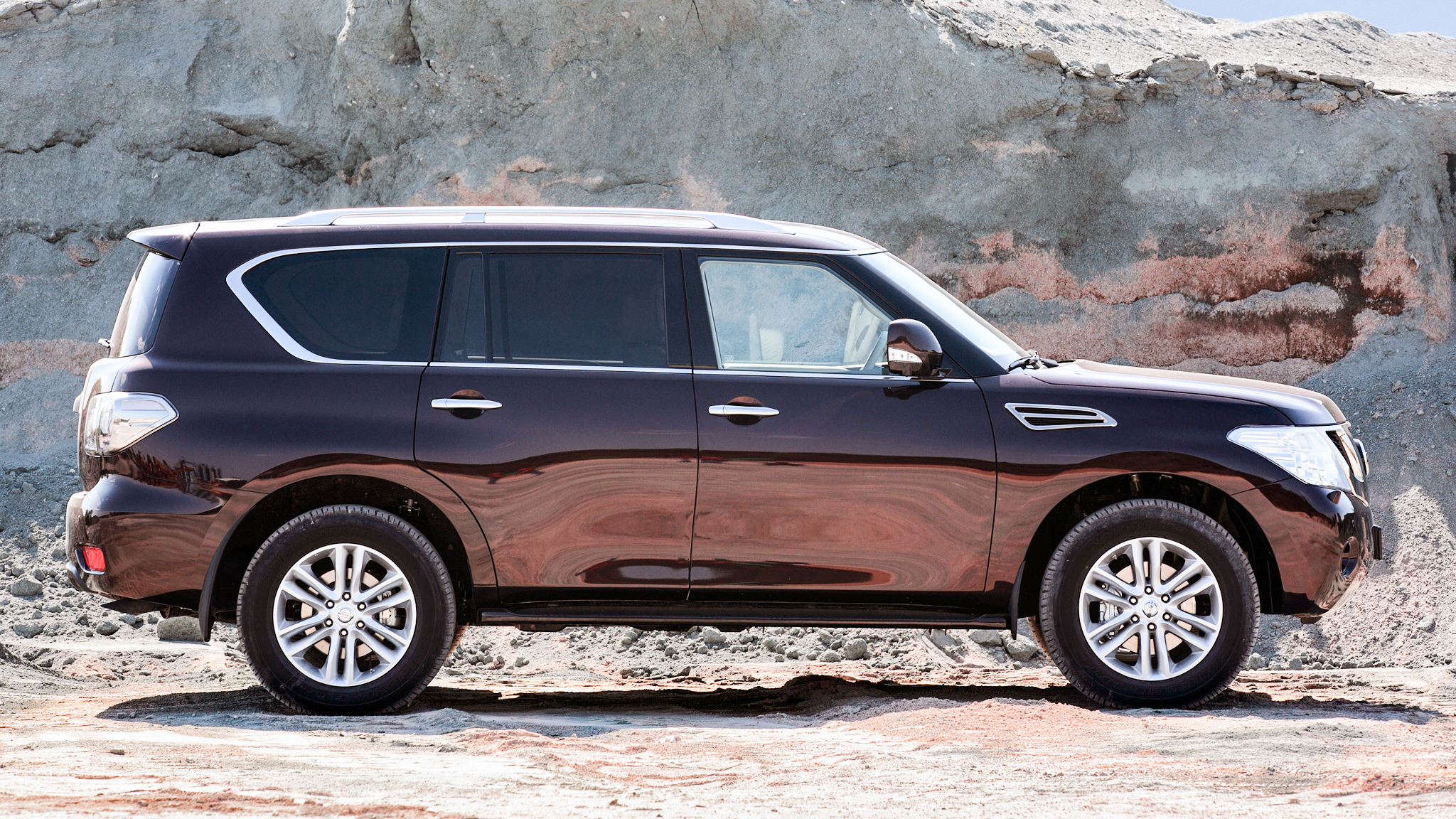 日产途乐vs丰田陆巡越野视频,日产途乐和丰田陆巡哪一款车更大