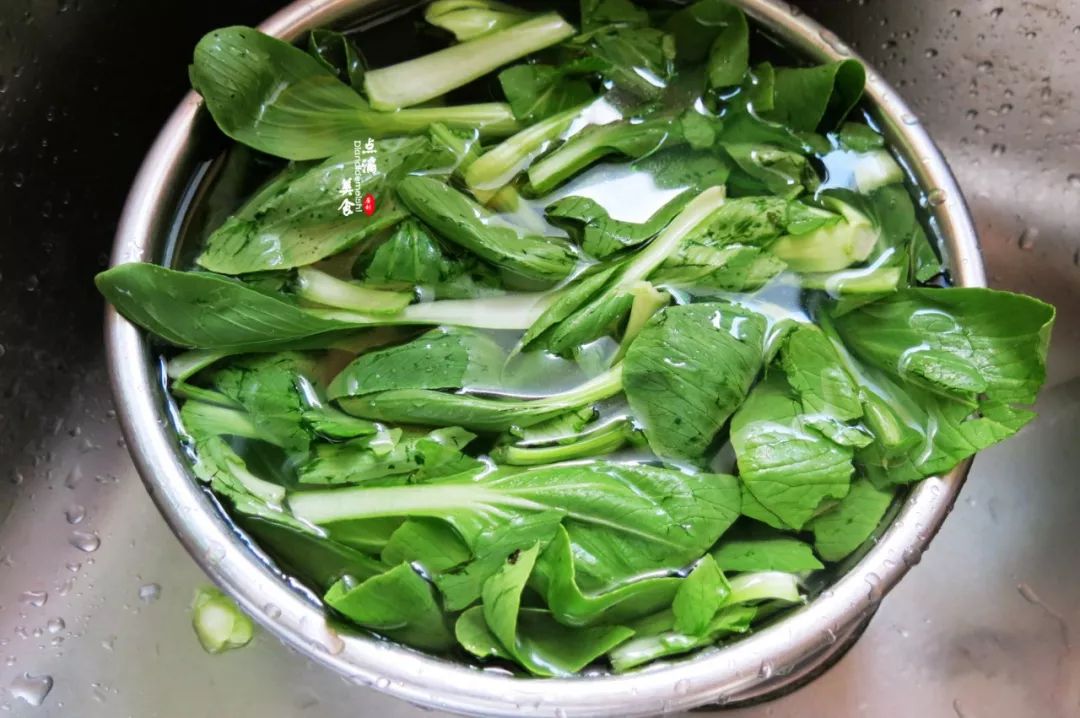 入秋口，别急着“贴秋膘”，天气干燥宜润燥，多吃这三个蔬菜好