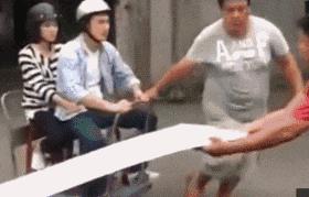 这只鹦鹉一直以为他是一只猴，所以每天都在重复做这个动作