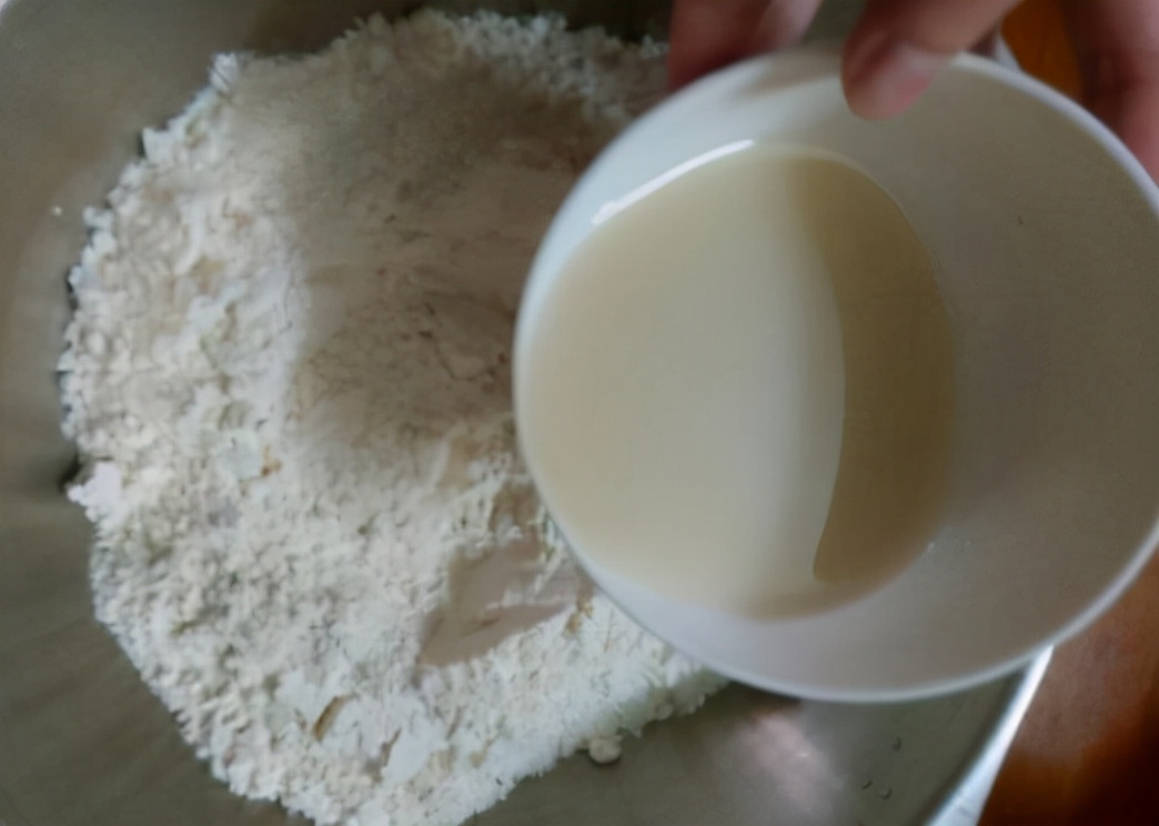 怎样用酵母粉蒸馒头好吃又松软,蒸馒头别只放酵母