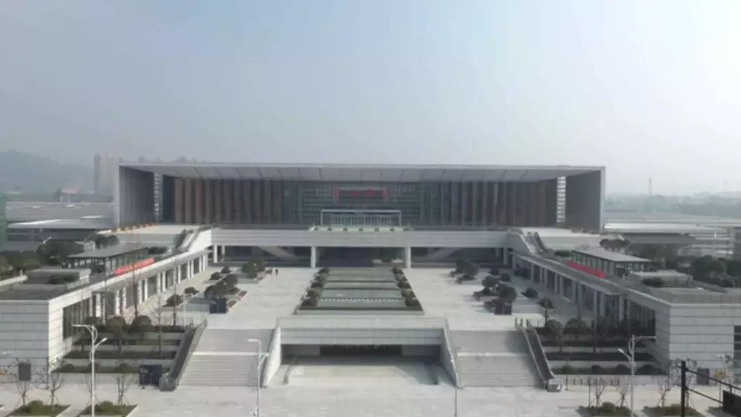 为什么火车站建得很高,中国的火车站到底有多先进