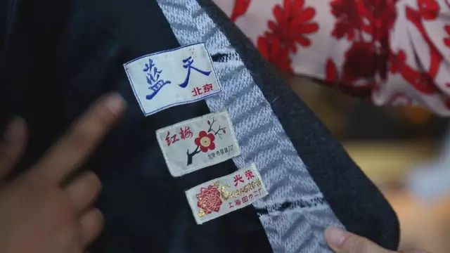 中国人只会跟风买名牌？80后女孩用旧衣改导致潮牌，燃炸上海滩