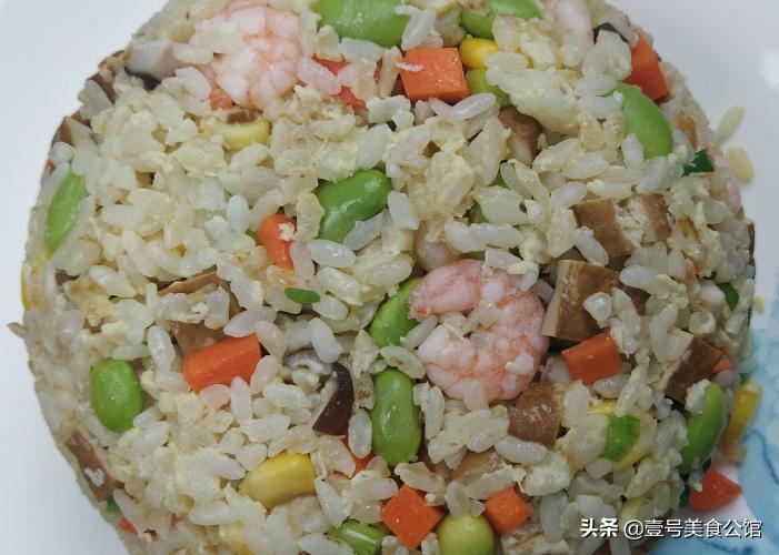 冷冻什锦虾仁蛋炒饭,懒人简单美食系列番茄虾仁炒饭