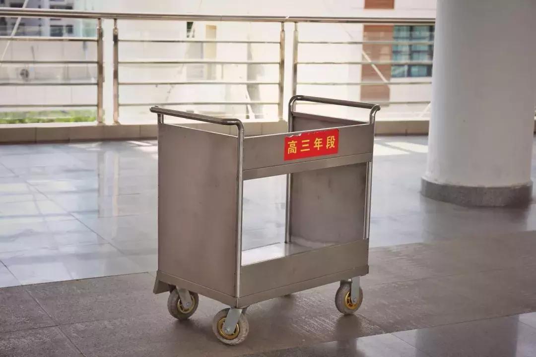 很多人挤破脑袋都想进的学校,万千学子挤破脑袋都要进大学