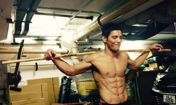 向佐健身励志视频,向佐西装腹肌