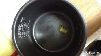电饭煲蛋糕做法不用蛋糕粉打蛋器,用红丝绒蛋糕预拌粉做电饭煲蛋糕