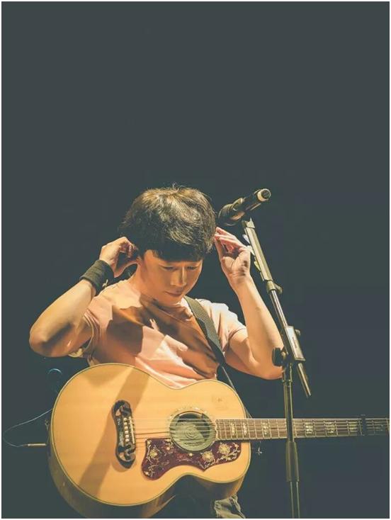 那么多“老艺术家”一辈子就唱一首歌，让我更愿意敬赵雷是条汉子