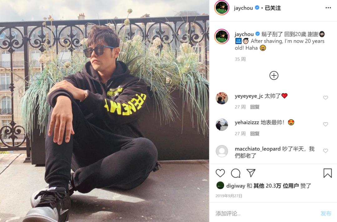 周杰伦发狗照片,周杰伦穿的彩虹鞋