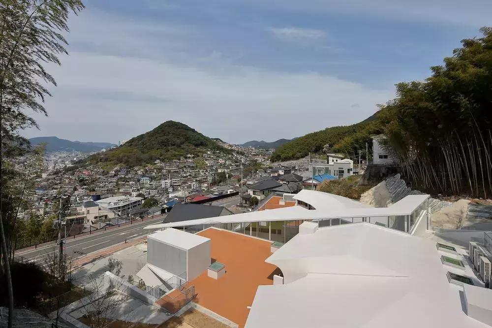 日本幼儿园户外设计效果图,斜坡幼儿园设计