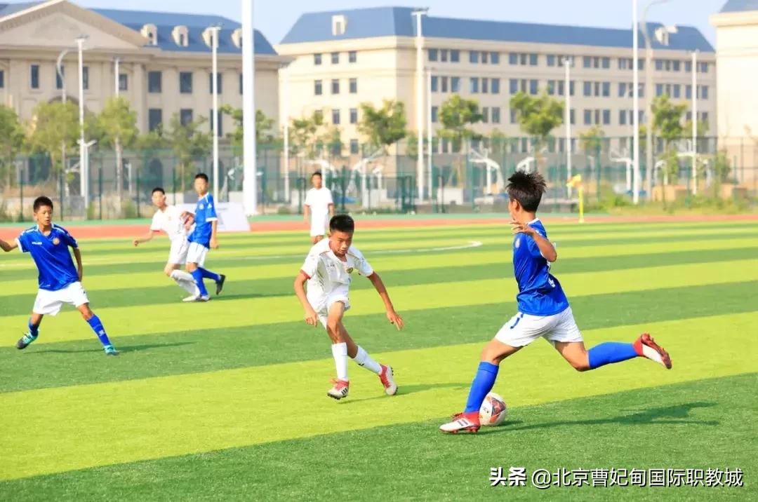 酷暑炎夏也挡不住球友打球的决心,足球绿茵场上的豪情与梦想