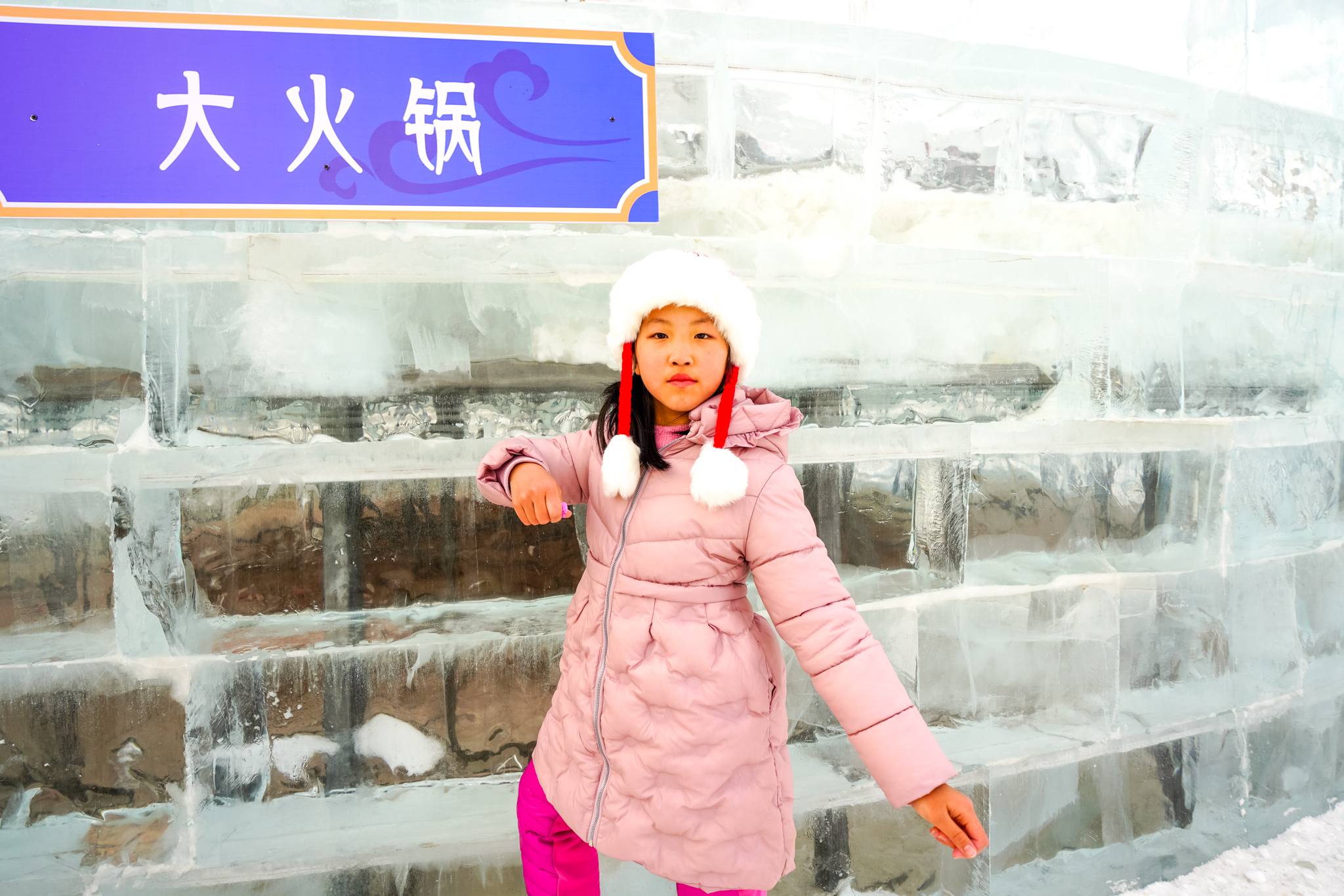 美也声声马鸣，冰雪晶莹！壮哉辽阔草原，新岁康安