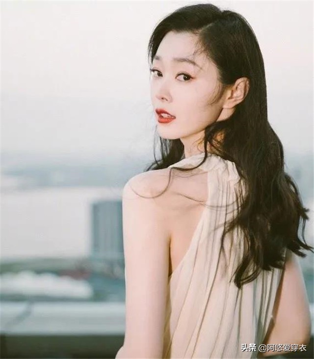 30-40岁女人适合的发型蛋卷烫,脸型小的烫什么发型好看40岁女人