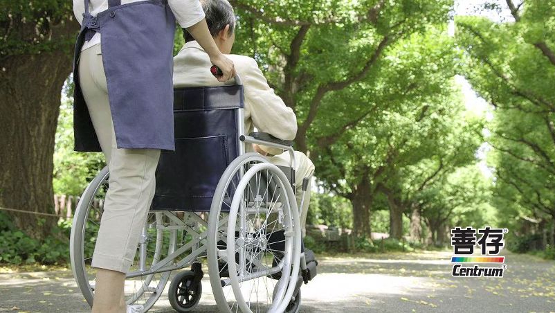 雪天路滑冬季老年人如何防跌倒,老人跌倒应该得到怎样的及时帮助