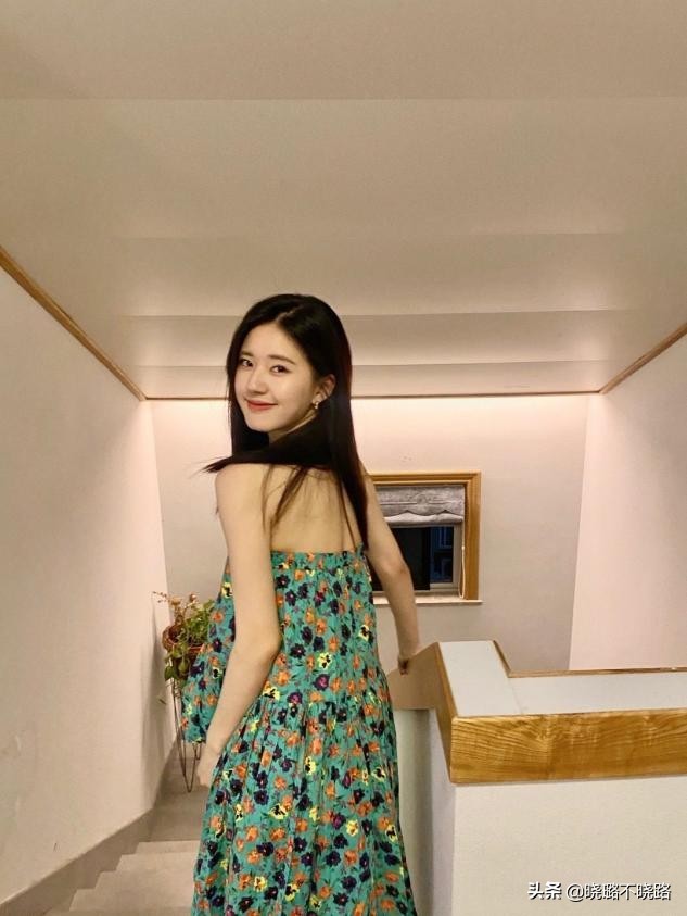 碎花裙如何穿得惊艳好看,今夏不正经的碎花裙穿搭真迷人