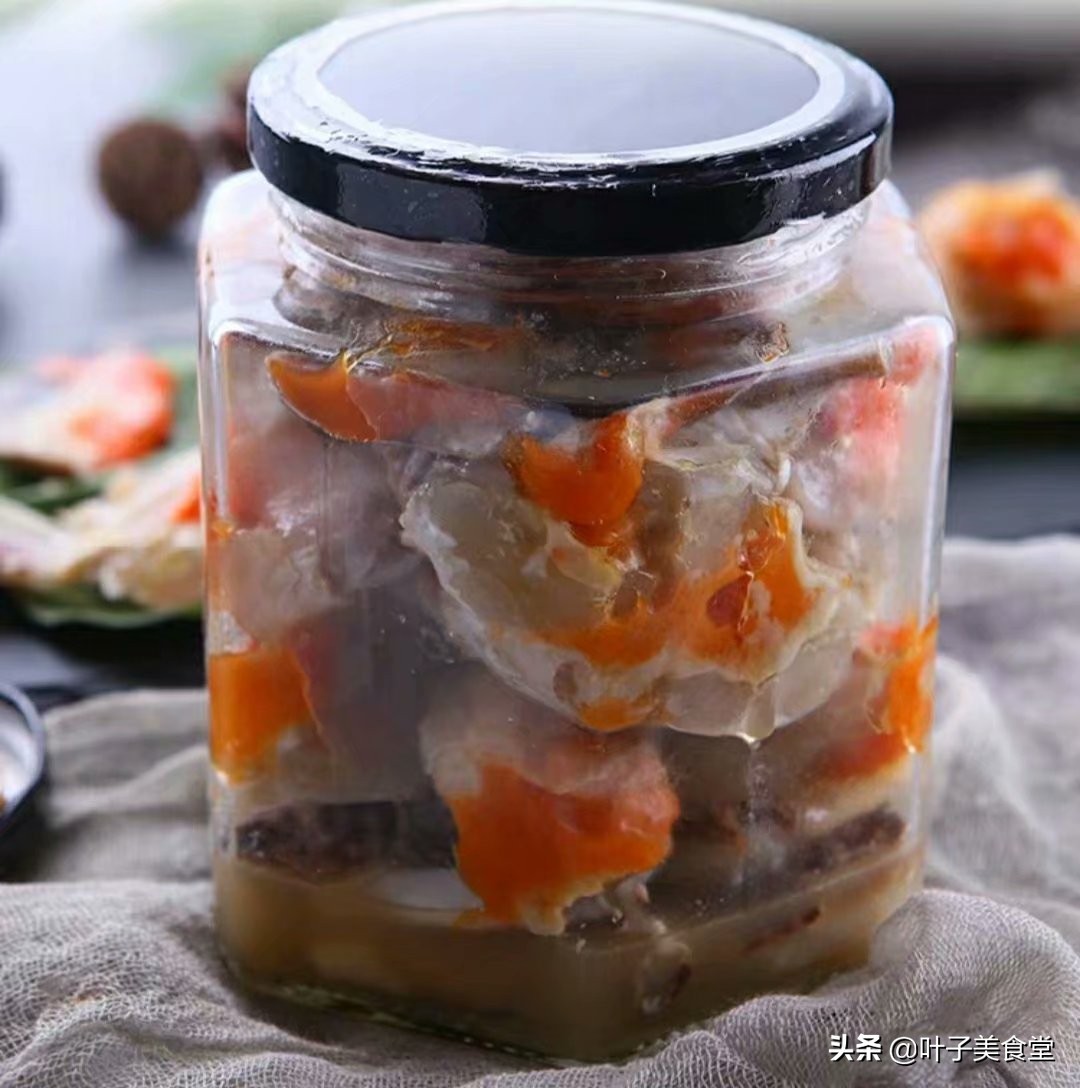 婆婆将活螃蟹塞进玻璃罐，不加一滴水，一周后拿出来，全家人点赞