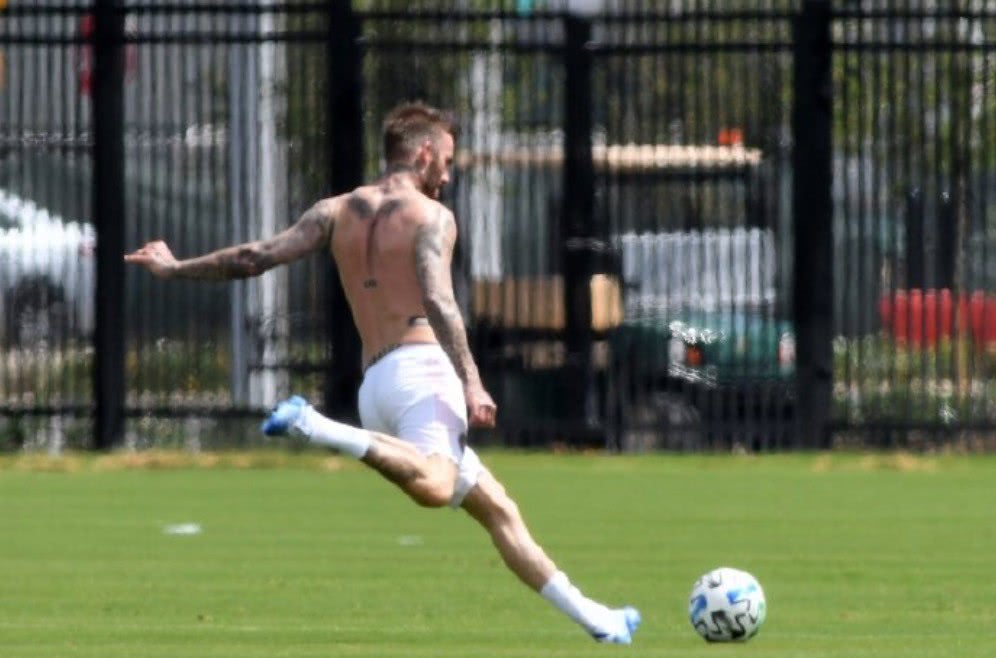 贝克汉姆抱孩子领孩子上街,贝克汉姆带儿子出现足球场