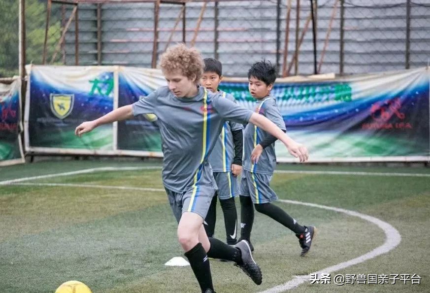 把最纯正意大利足球带来东莞，这个爸爸说足球应该这样学
