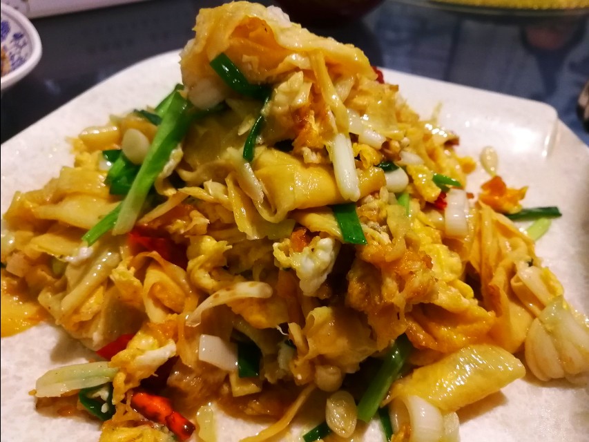 深夜郑州8男2女躲在花园路北环桥头，吃丹江翘嘴鲌，喝方城木瓜酒