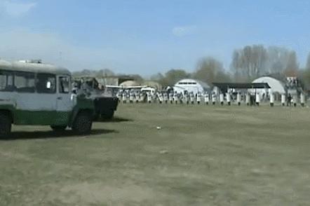 中国特警解救大巴车人质演练,中国特警仅用8秒解救客车人质