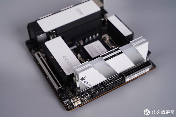 乔家一物：大号ITX装机分享，黑白美学的体现