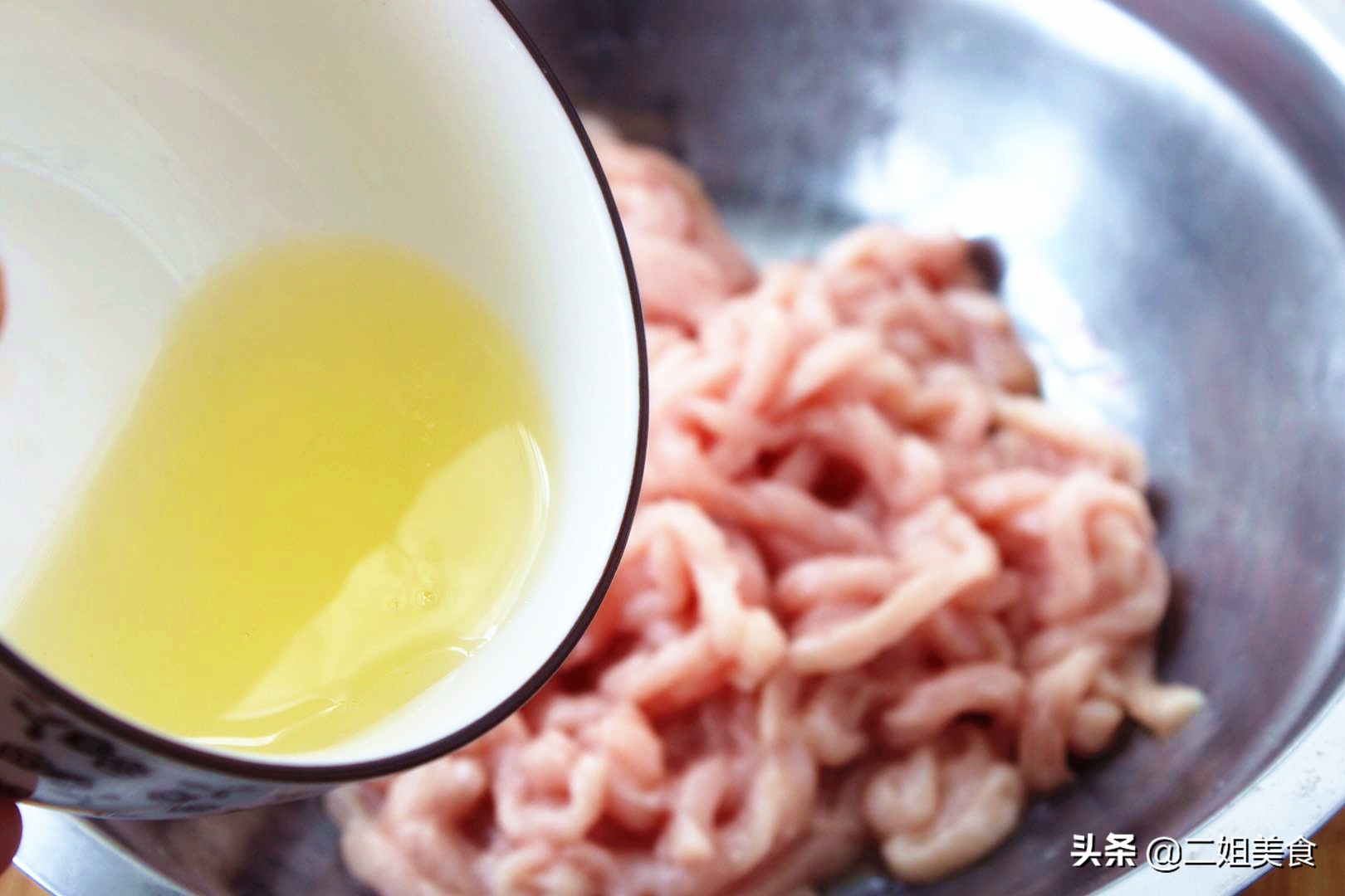 无论炒什么肉丝，都别直接下锅炒！多做这2步，肉丝嫩滑不粘锅