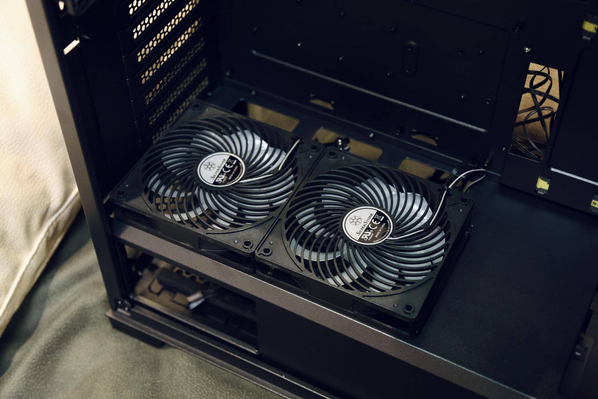 为刚踏入社会的小兄弟，配了一台高颜值散热好的FLUX平台主机