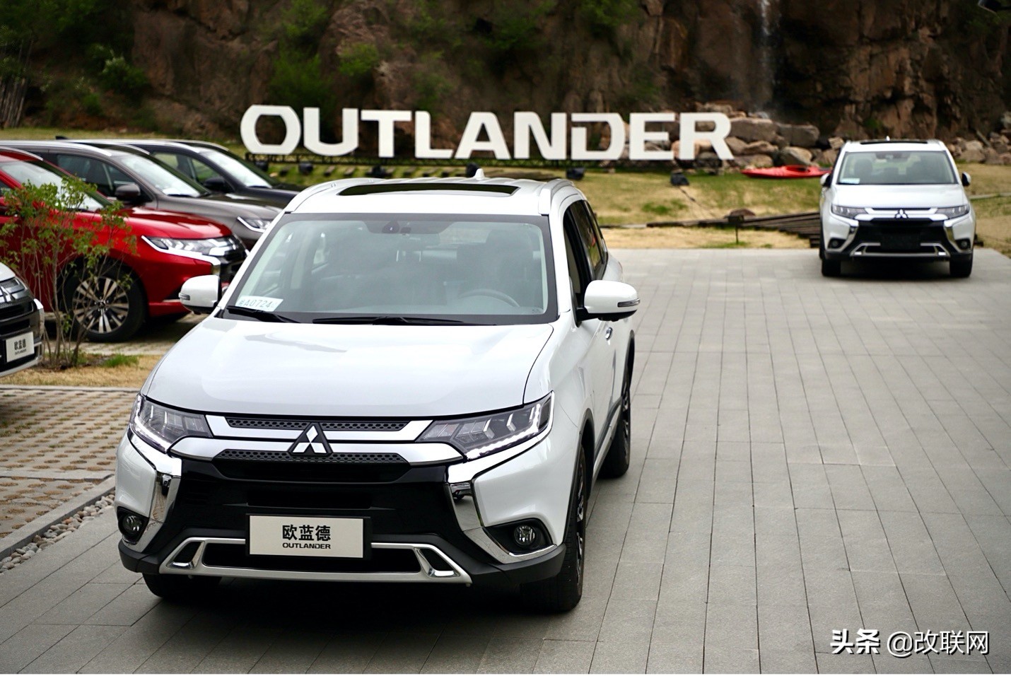 三菱欧蓝德后排放倒改床视频,三菱欧蓝德旅行床车