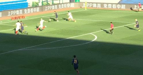 洋哨不靠谱！超业余跑位+被盲哨附体，韩籍裁判被青穗外援怒吼