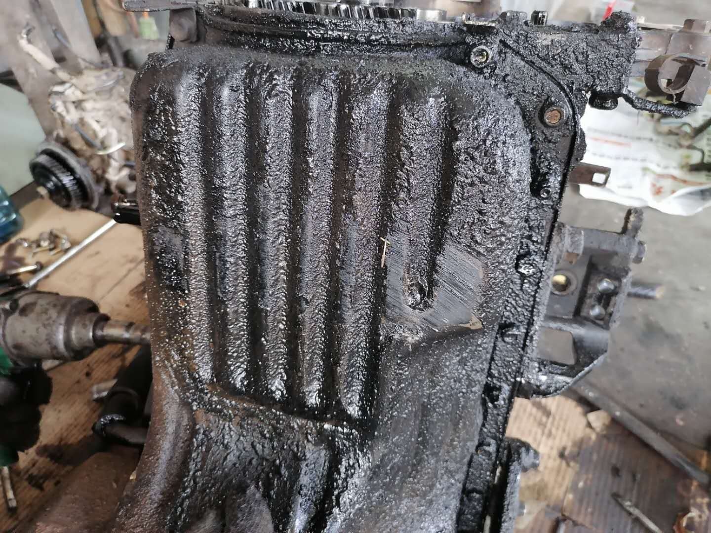 发动机冒白烟蓝烟烧机油,尾气大量冒蓝烟要不要大修发动机