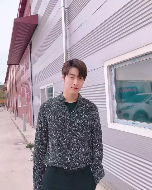 深夜遭醉酒大叔跟踪！男爱豆直播打电话保护女粉丝，网友：太暖！