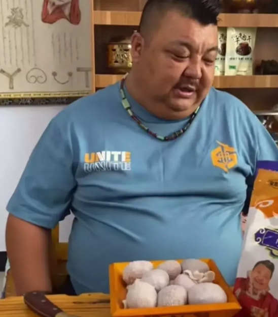 内蒙古壮汉120公斤,一年胖10斤27岁小伙靠吃月入过万