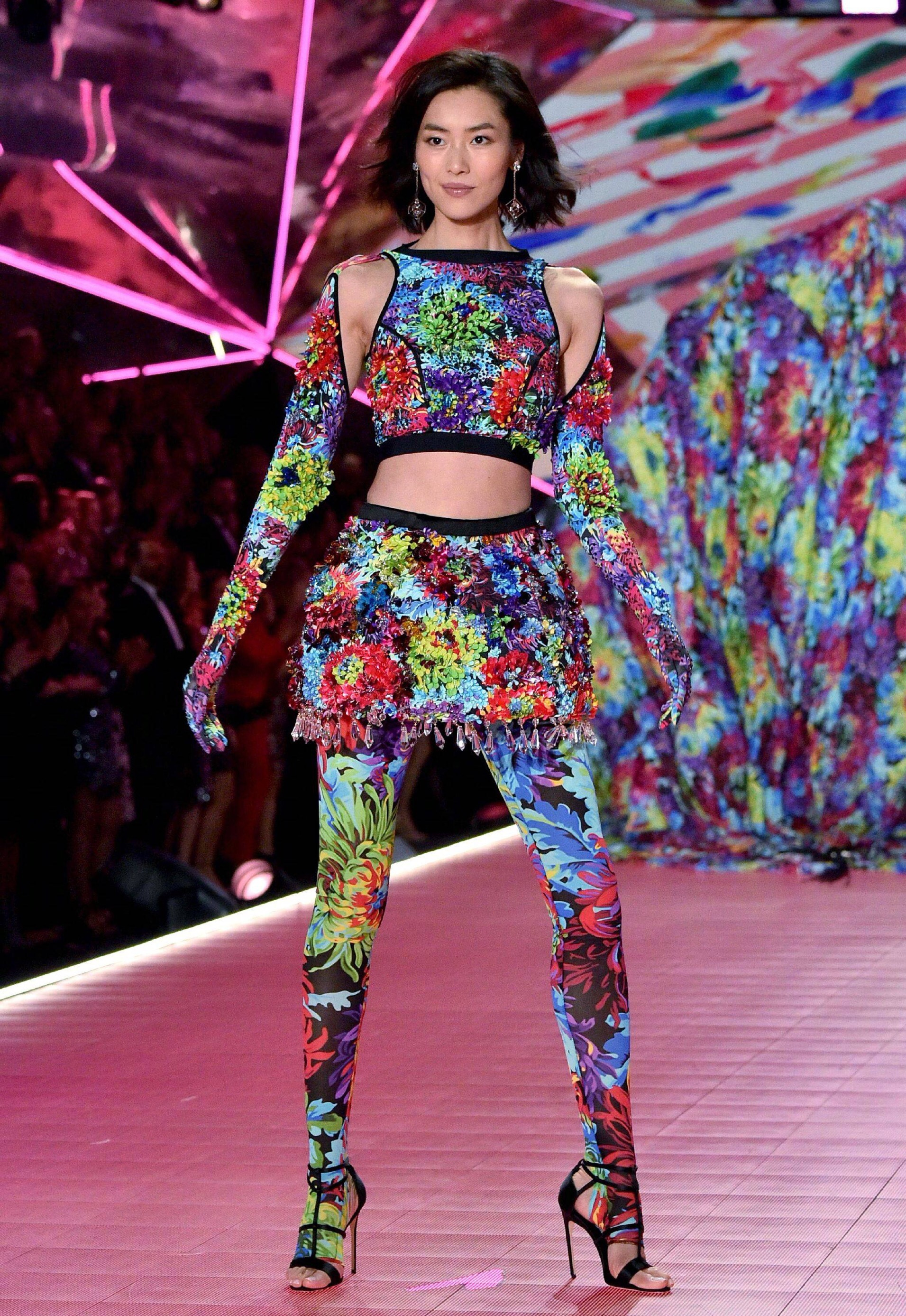 2018维密秀中国三大超模走秀现场,维密超模走秀十大经典视频