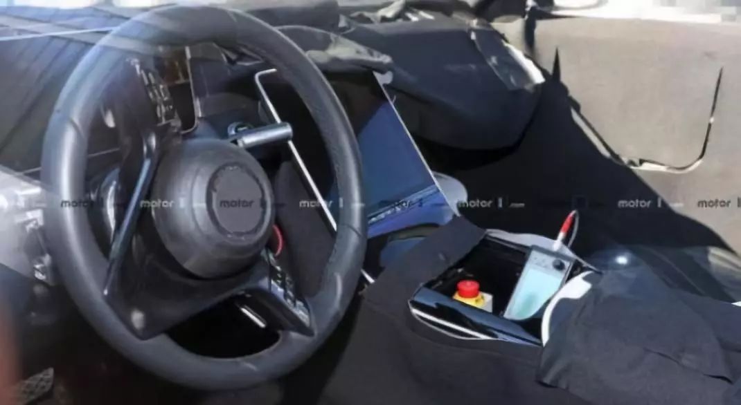 奔驰S换装特斯拉式中控大屏，车主说：更想要外国表！大屏太廉价