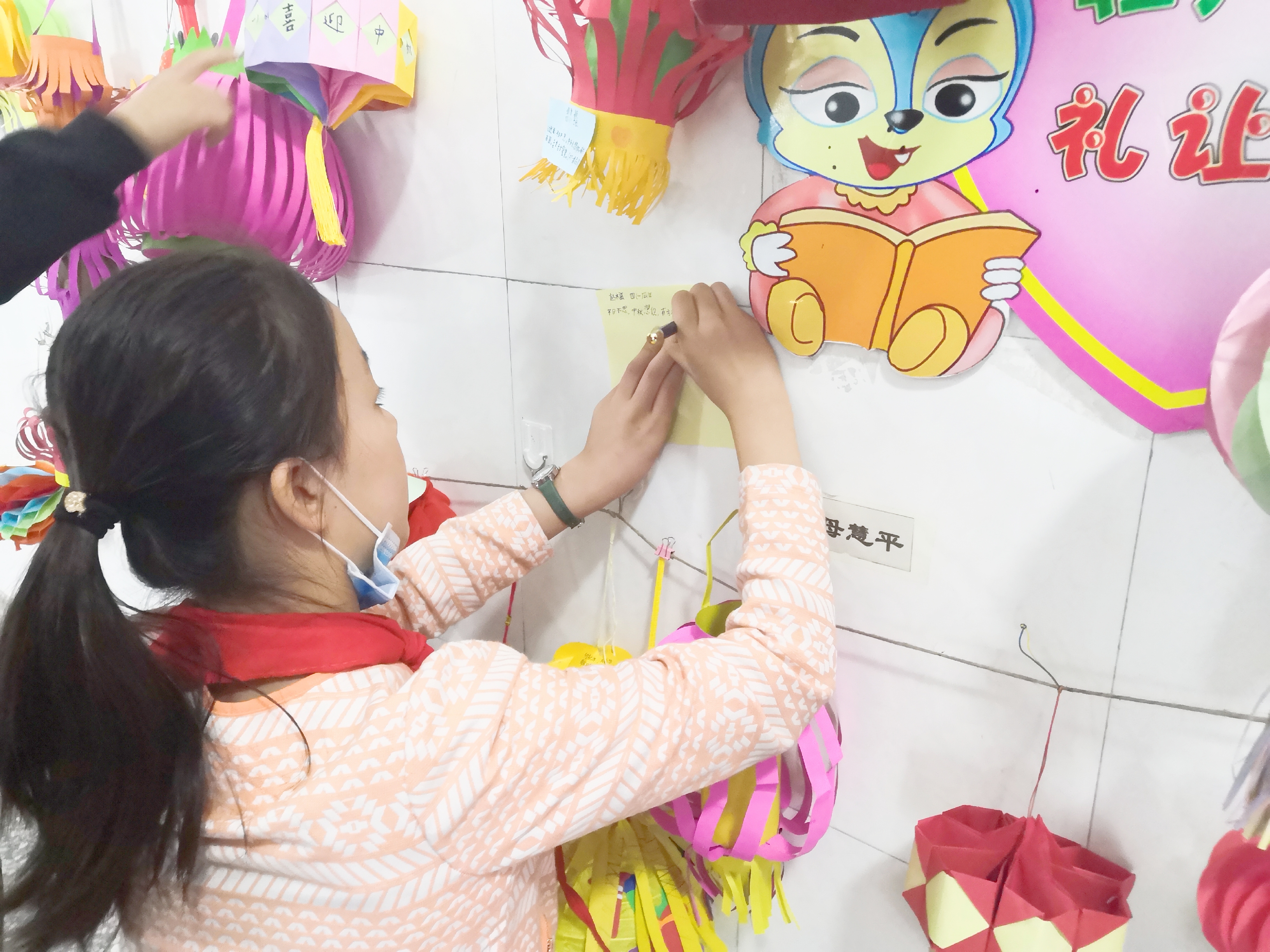 元宵花灯扮靓校园图,学校中秋花灯秀