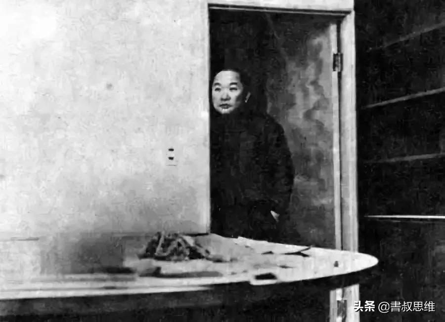 他放浪形骸，打架嗜酒睡女人，暴毙后，却留下70部价值亿万的作品