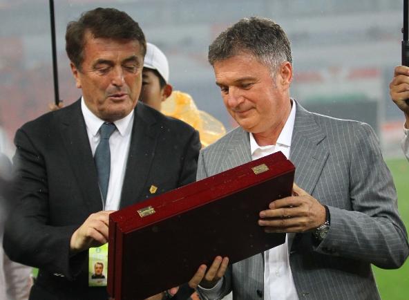 追忆鲁能,鲁能悼念安蒂奇图片