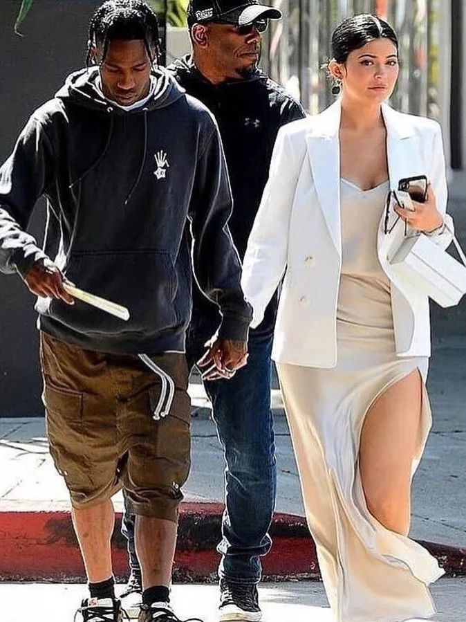 即使不出门也要穿出睡衣的别致,穿睡衣成了一种时尚