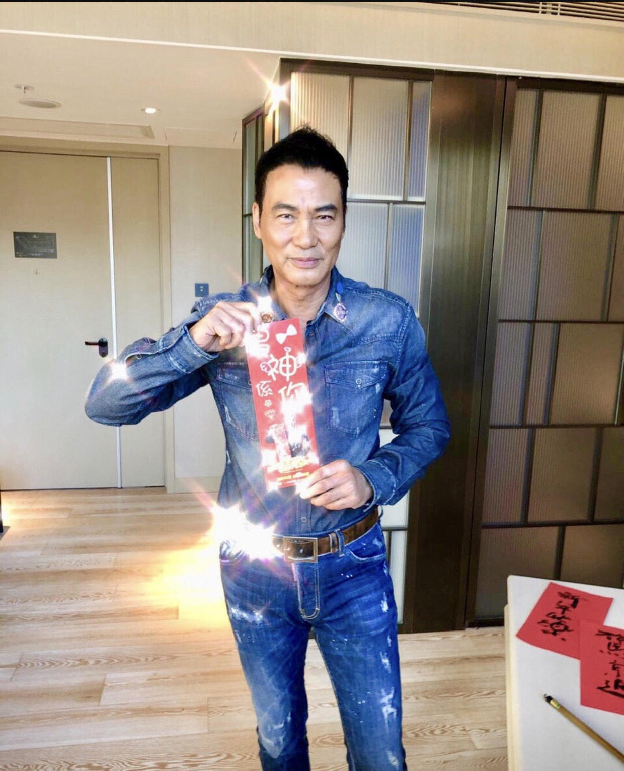 任达华穿粉紫红衣服西装,任达华穿什么颜色裤子好看