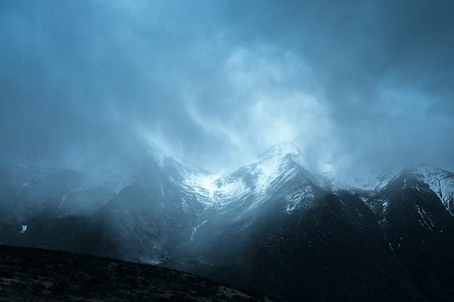 江湖上仍有雨神的传说，四撩四个姑娘还是云里雾里不见真容