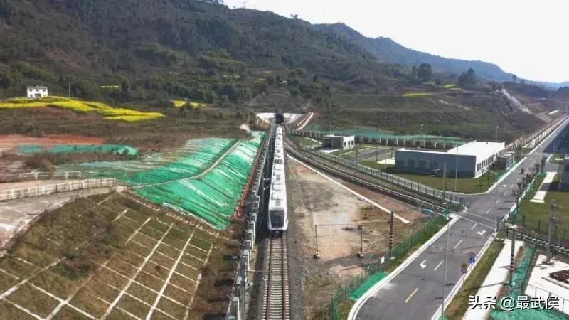 这个“超级停车场”不简单，相当于20个足球场！