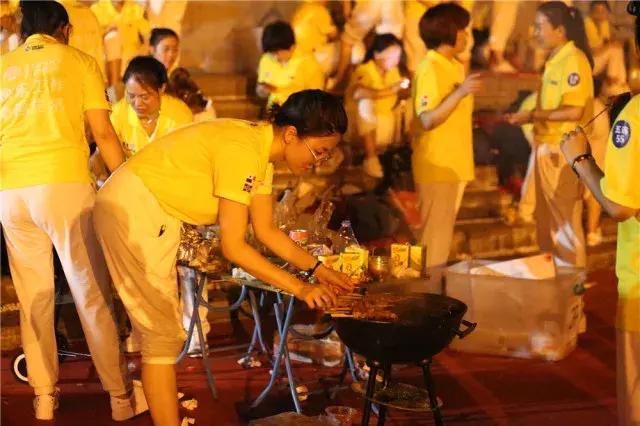 巨邦快乐集结号丨看见了，其中一艘游艇上，是我们的船长大舅哥