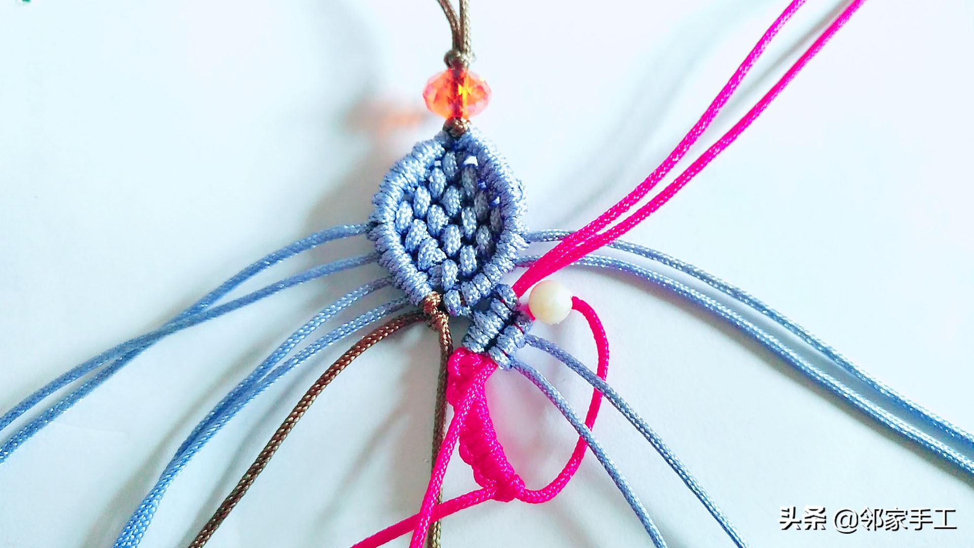 编蝴蝶手机挂件教程,带扣子的手机挂件编法