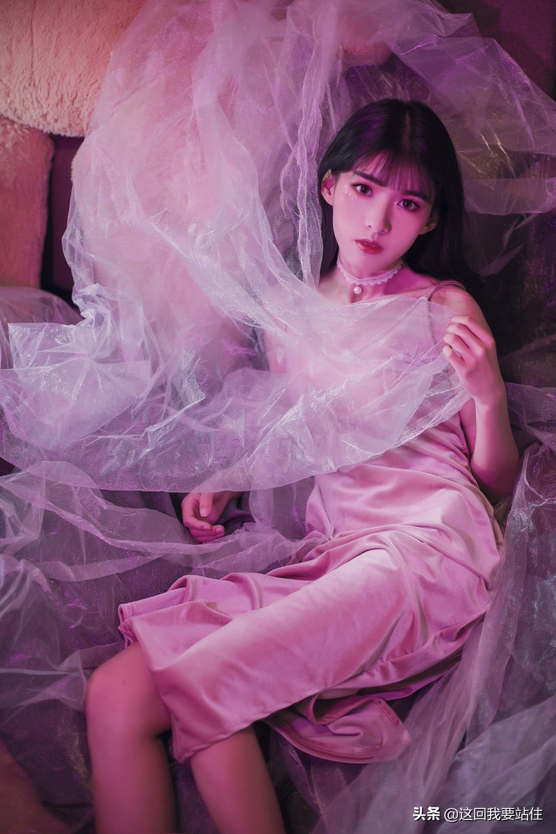 靓靓聊第160期：美女紫色灯光下呈现的一种非主流美，慵懒又高贵